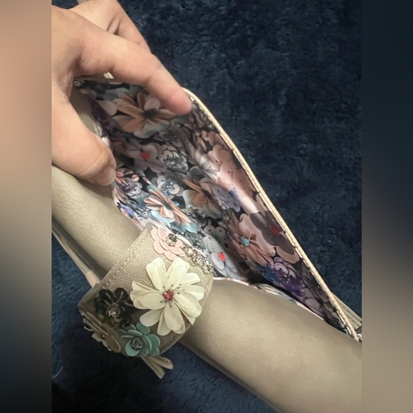 Stella & Dot  3 in 1 Fleurette Crossbody bag Floral Tassel Tan Beige - Picture 6 of 6